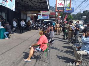 Cegah Corona, Puluhan Pedagang Pasar di Bandung Jalani Rapid Test Cegah Corona, Puluhan Pedagang Pasar di Bandung Jalani Rapid Test