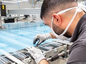 Corona Picu Meningkatnya Permintaan Pelindung Droplet Kaca Akrilik