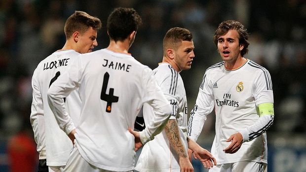 PARIS, FRANCE - MARCH 11:  Captain, Ivan Saez #21 of Real Madrid speaks to Marcos Llorente, Jaime Sanchez #4 and Agoney Gonzalez during the UEFA Youth League Quarter Final match between Paris Saint-Germain FC and Real Madrid at Stade Charlety on March 11, 2014 in Paris, France.  (Photo by Dean Mouhtaropoulos/Getty Images)