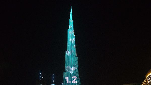 Cahaya untuk Lawan Kelaparan di Burj Khalifa