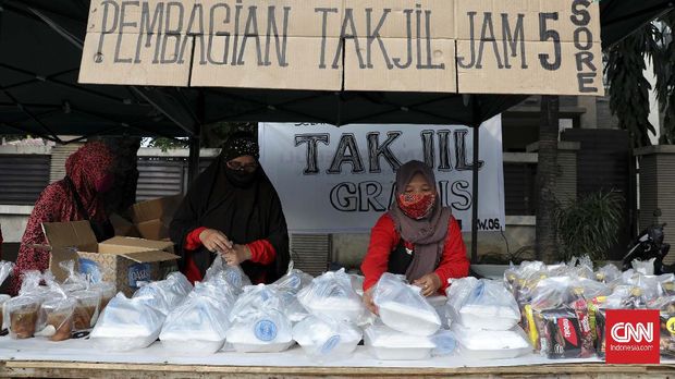 Warga antre mengambil takjil yang disediakan pengurus RT 005 RW 006 kawasan Cempaka Putih Raya,Jakarta, Selasa, 12 Mei 2020. CNNIndonesia/Safir Makki