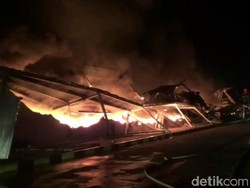 Pabrik Plastik di Purwakarta Dilalap Si Jago Merah, 2 Orang Terluka