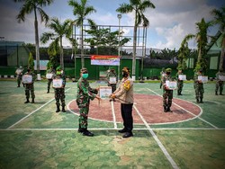 Brimob dan TNI yang Terdampak Corona Dapat Bingkisan Lebaran