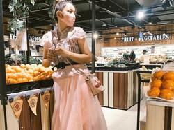 Alasan Kocak Hesty Purwadinata Pakai Gaun Saat ke Supermarket