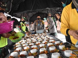 Ratusan Nasi Senyum Dibagikan ke Warga Kota Pasuruan Terdampak Corona