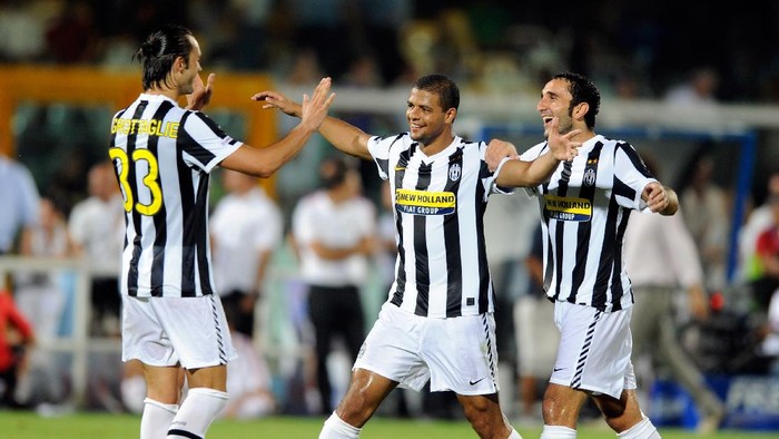 PESCARA, ITALY - AUGUST 14:  (L-R) Nicola Legrottaglie, Felipe Melo and Cristian Molinaro of Juventus FC celebrate during the TIM Trophy at Adriatico Stadium on August 14, 2009 in Pescara, Italy.  (Photo by Claudio Villa/Getty Images)