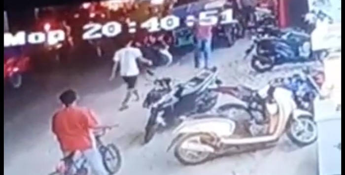 Screenshot video viral diduga pembacokan di Sibolga