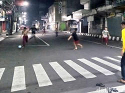 Sekelompok Remaja Sukabumi Asyik Main Bola di Jalan Ditutup Saat PSBB