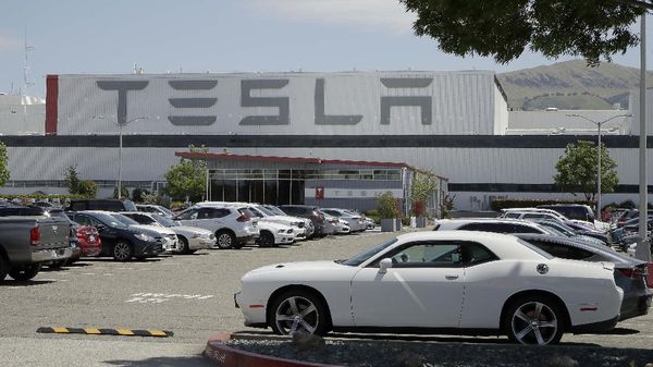 Langgar Lockdown, Pabrik Tesla di California Kembali Beroperasi