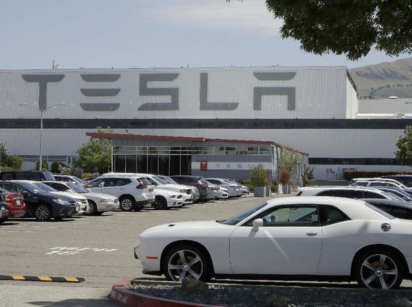 Langgar Lockdown, Pabrik Tesla di California Kembali Beroperasi