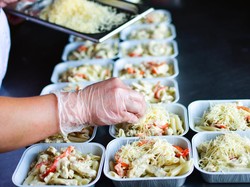Bagikan Makanan ke Tenaga Medis, Cara Restoran Ini Tetap Eksis