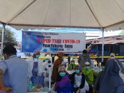 Ribuan Pedagang di Pasar Pabaeng-baeng Makassar Jalani Rapid Test Corona
