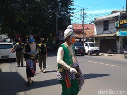 Petruk, Gareng dan Semar Kompak Lawan Corona di Cirebon