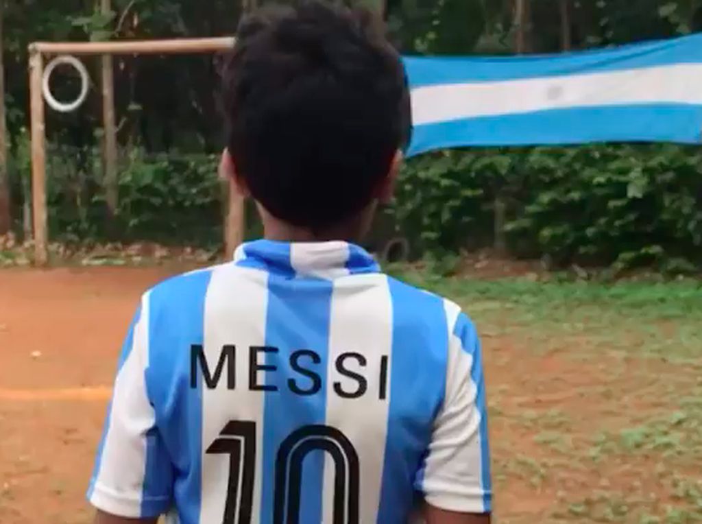 Viral! Gaya Tendangan Bebas Bocah Ini Lionel Messi Banget Viral! Gaya Tendangan Bebas Bocah Ini Lionel Messi Banget