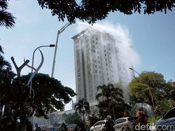 Gedung-gedung Tinggi di Surabaya Disemprot Disinfektan