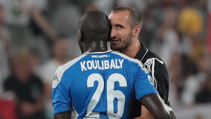 TURIN, ITALY - AUGUST 31:  Giorgio Chiellini of Juventus embraces Kalidou Koulibaly of SSC Napoli at the end of the Serie A match between Juventus and SSC Napoli at Allianz Stadium on August 31, 2019 in Turin, Italy.  (Photo by Emilio Andreoli/Getty Images )