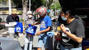 Tukang Becak-Sopir Ojek dan Warga Terdampak COVID-19 Terima Bantuan