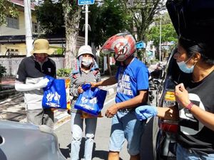 Tukang Becak-Sopir Ojek dan Warga Terdampak COVID-19 Terima Bantuan