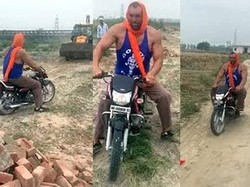 The Great Khali Off-Road Pakai Motor 100 cc, Motornya Disiksa