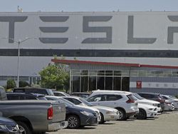 Tesla Diramal Sudah Untung Rp 14 T dari Bitcoin