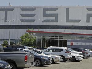 Elon Musk Mau Jual Tesla ke Apple Tapi Ditolak Elon Musk Mau Jual Tesla ke Apple Tapi Ditolak
