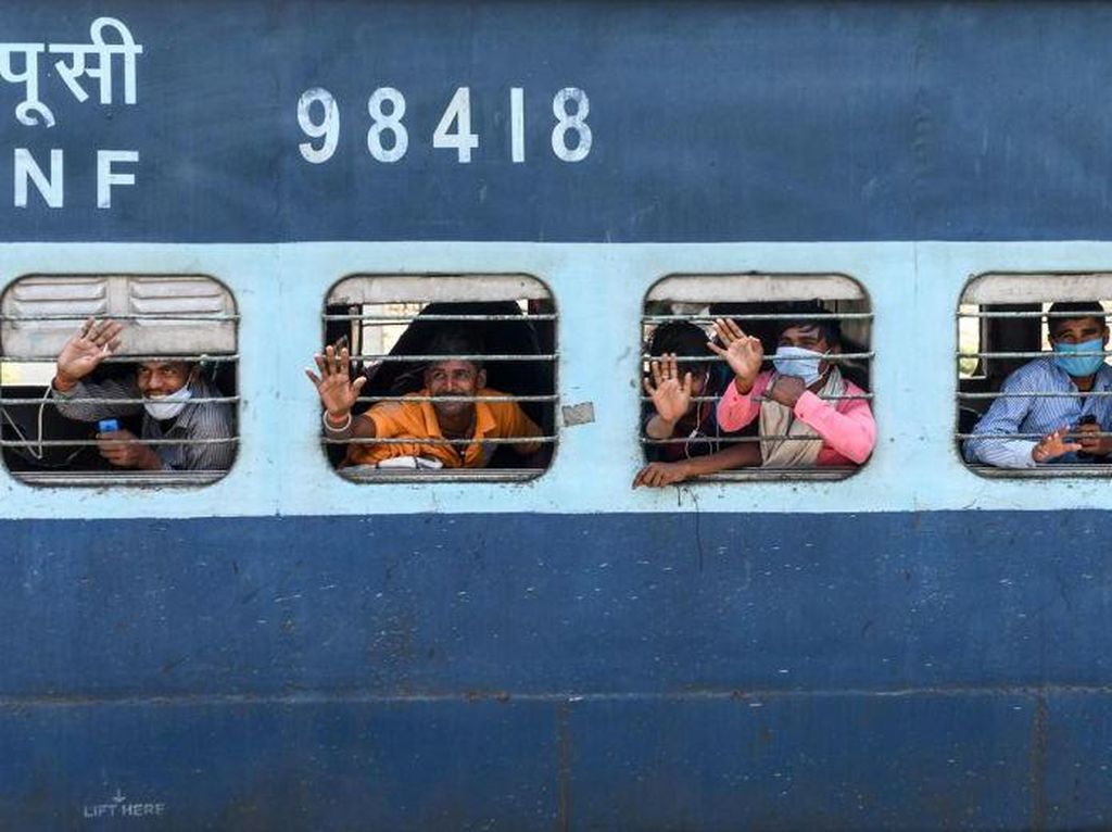 Aksi Haru Polisi Mumbai Hentikan Kereta