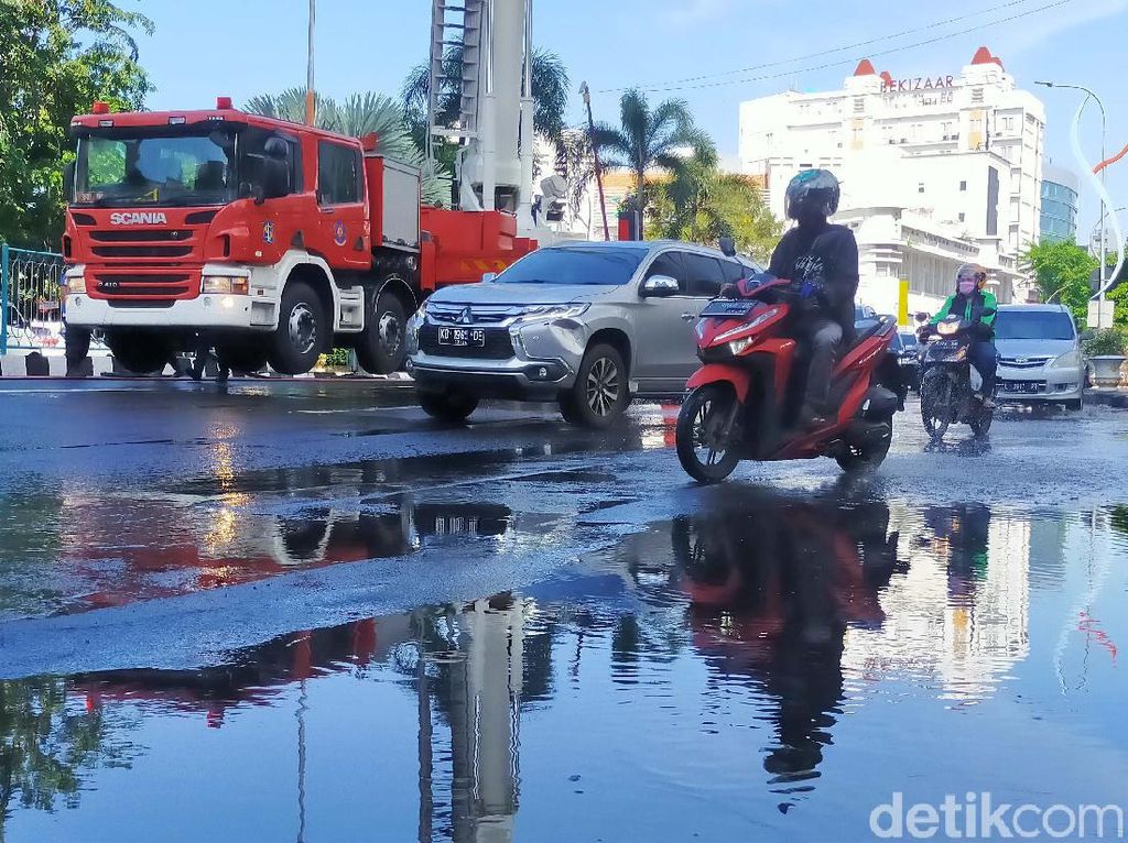 Gedung-gedung Tinggi di Surabaya juga Disemprot Disinfektan Gedung-gedung Tinggi di Surabaya juga Disemprot Disinfektan