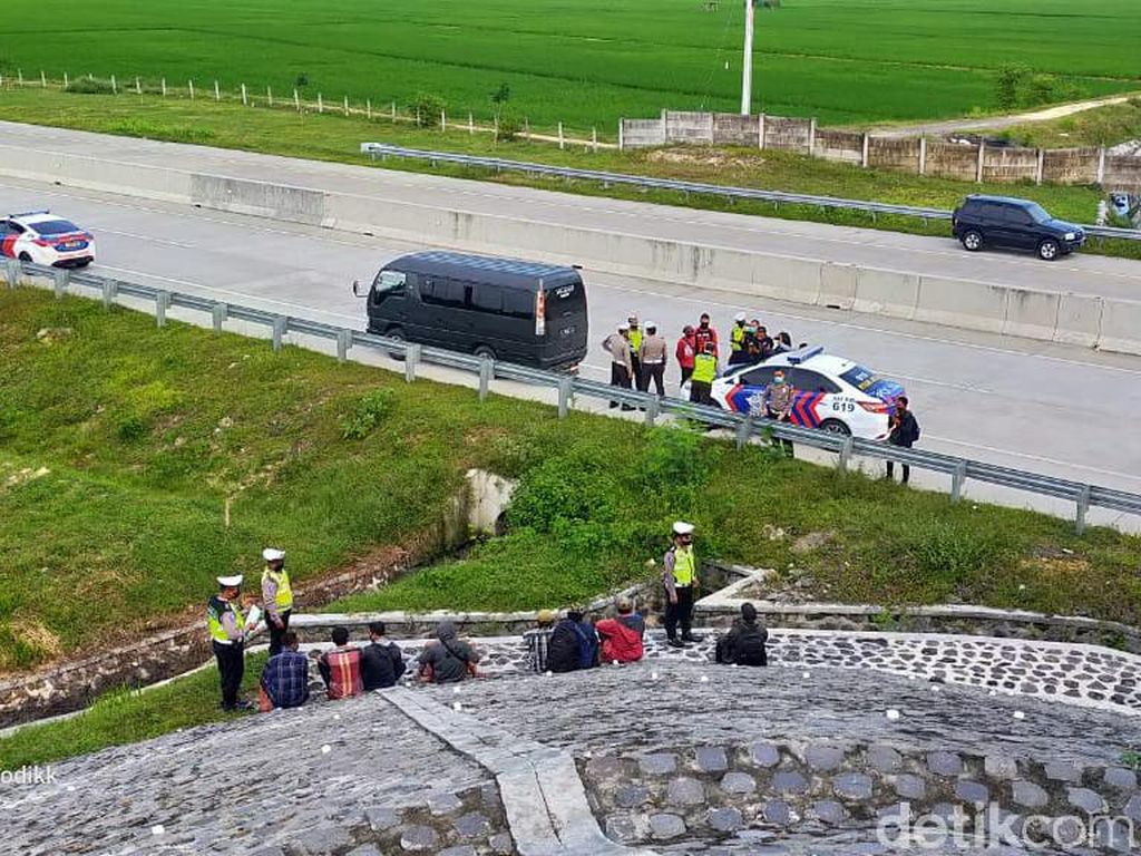 Polisi Tangkap Basah Mobil Travel yang Turunkan Pemudik di Overpass Tol Ngawi Polisi Tangkap Basah Mobil Travel yang Turunkan Pemudik di Overpass Tol Ngawi