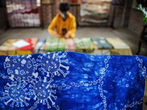 PHK Merajalela, Perajin Batik Banting Setir Jadi Tukang Parkir