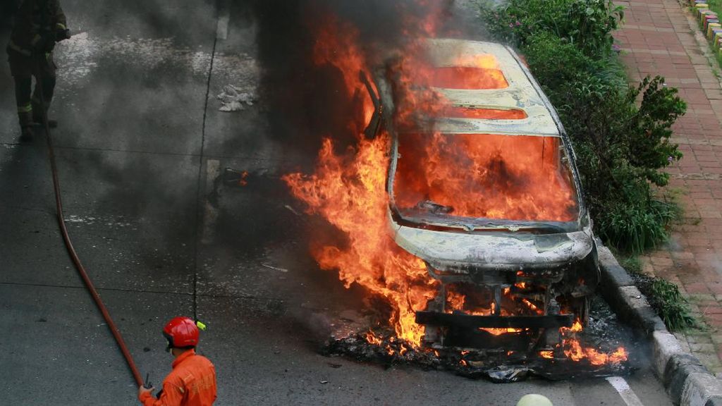 Mobil Mewah Toyota Vellfire Kebakar, Kok Bisa?
