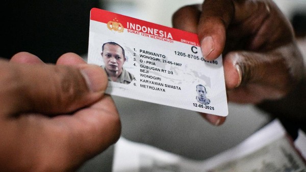 Peserta mengikuti ujian teori Surat Izin Mengemudi (SIM) di Satuan Penyelenggara Administrasi (Satpas) SIM Daan Mogot, Jakarta, Selasa (12/5/2020). Kepala Seksi SIM Direktorat Lalu Lintas Polda Metro Jaya Komisaris Polisi Lalu Hedwin memperkirakan semasa pandemi COVID-19 aktivitas pembuatan SIM mengalami penurunan mencapai 75 persen dari hari biasa. ANTARA FOTO/Rivan Awal Lingga/foc.