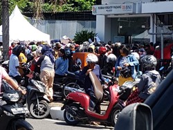 Sumbar Terapkan PSBB tapi Warga Berkerumun saat Pembagian BLT Kemensos