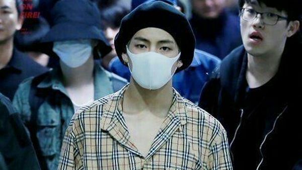 10 Inspirasi Gaya Keren #DiRumahAja dari Lisa Blackpink Sampai V BTS