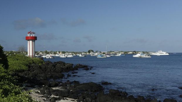 Keindahan Galapagos Yang Terisolasi This May 2, 2020 shows the Mann beach lighthouse and boats anchored in Naufragio Bay, amid the new coronavirus pandemic, in San Cristobal, Galapagos Islands, Ecuador.