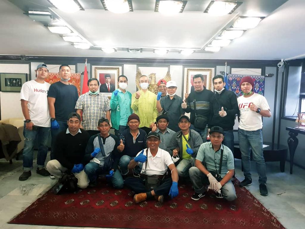 KBRI Teheran Bebaskan dan Pulangkan 15 ABK WNI yang Terlantar KBRI Teheran Bebaskan dan Pulangkan 15 ABK WNI yang Terlantar