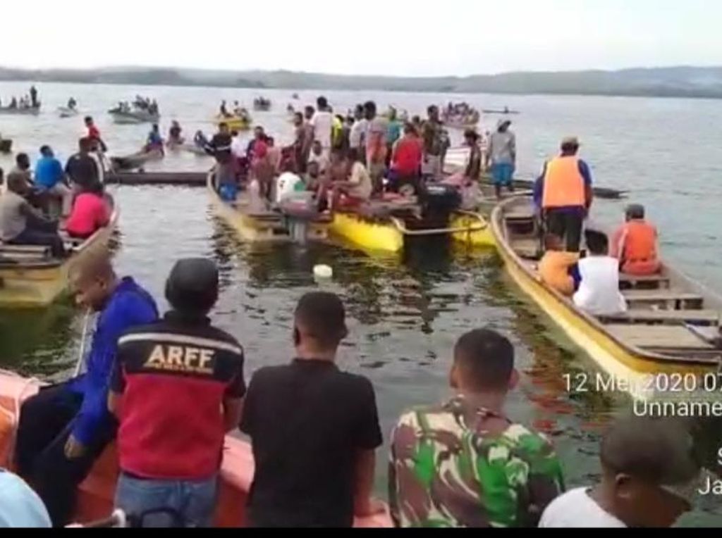 Video Pesawat Kargo Jatuh di Danau Sentani, Puing Berserakan