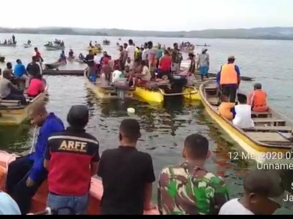 Video Pesawat Kargo Jatuh di Danau Sentani, Puing Berserakan Video Pesawat Kargo Jatuh di Danau Sentani, Puing Berserakan
