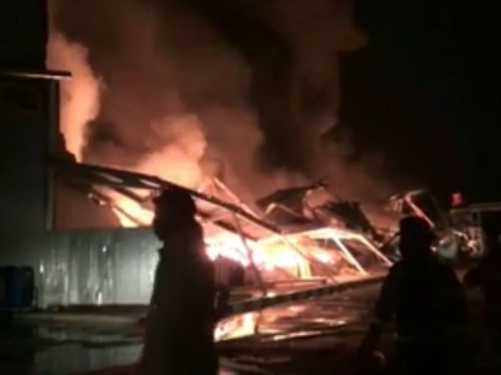 Pabrik Plastik di Purwakarta Ludes Terbakar Pabrik Plastik di Purwakarta Ludes Terbakar