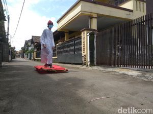 Viral Video Longboarder Ala Aladdin di Jalanan Kota Cimahi, Ini Sosoknya Viral Video Longboarder Ala Aladdin di Jalanan Kota Cimahi, Ini Sosoknya