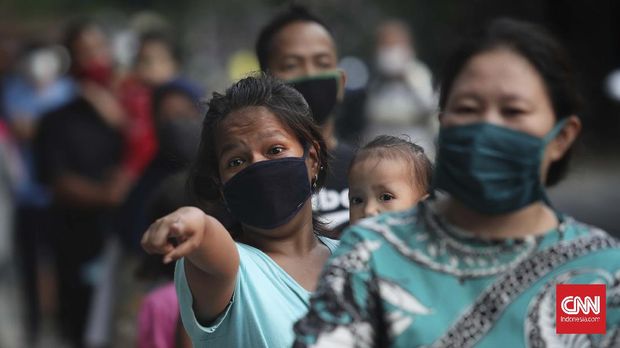 Warga antre mengambil takjil yang disediakan pengurus RT 005 RW 006 kawasan Cempaka Putih Raya,Jakarta, Selasa, 12 Mei 2020. CNNIndonesia/Safir Makki