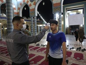 Iran Membuka Masjid Khusus di Malam Lailatul Qadr