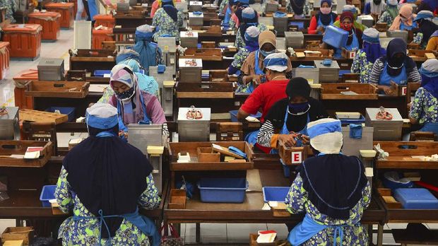 Sejumlah pekerja melakukan proses produksi di salah satu pabrik di Kudus, Jawa Tengah, Selasa (12/5/2020). Sejumlah pabrik di wilayah itu menerapkan kebijakan mencegah penyebaran COVID-19 seperti pengaturan jaga jarak fisik saat bekerja, wajib mengenakan masker, pemeriksaan suhu tubuh hingga mencuci tangan sebelum dan sesudah bekerja. ANTARA FOTO/Yusuf Nugroho/foc.