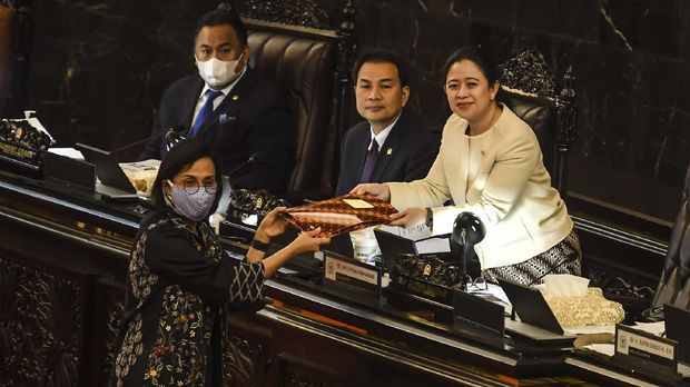 Ketua DPR Puan Maharani (kanan) didampingi Wakil ketua DPR Aziz Syamsuddin (kedua kanan) dan Rachmat Gobel (kiri) menerima dokumen dari Menteri Keuangan Sri Mulyani (kedua kiri) pada Rapat Paripurna masa persidangan III 2019-2020, di Komplek Parlemen, Jakarta, Selasa (12/5/2020). Dalam rapat paripurna tersebut beragendakan penyampaian Pemerintah terhadap Kerangka Ekonomi Makro dan Pokok-pokok Kebijakan Fiskal (KEM dan PPKF) RAPBN TA 2021 dan pengambilan keputusan Perppu Nomor 1 Tahun 2020 atau Perppu Corona menjadi UU. ANTARA FOTO/Muhammad Adimaja/hp.