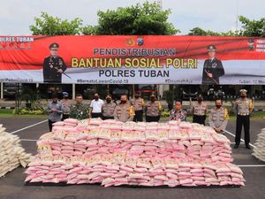 Polisi Tuban Bagikan Beras untuk Warga yang Tak Terdata Bansos