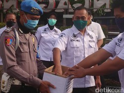 Sisihkan Sebagian Gaji, Polisi di Tulungagung Bantu Warga Terdampak Corona