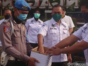 Sisihkan Sebagian Gaji, Polisi di Tulungagung Bantu Warga Terdampak Corona Sisihkan Sebagian Gaji, Polisi di Tulungagung Bantu Warga Terdampak Corona