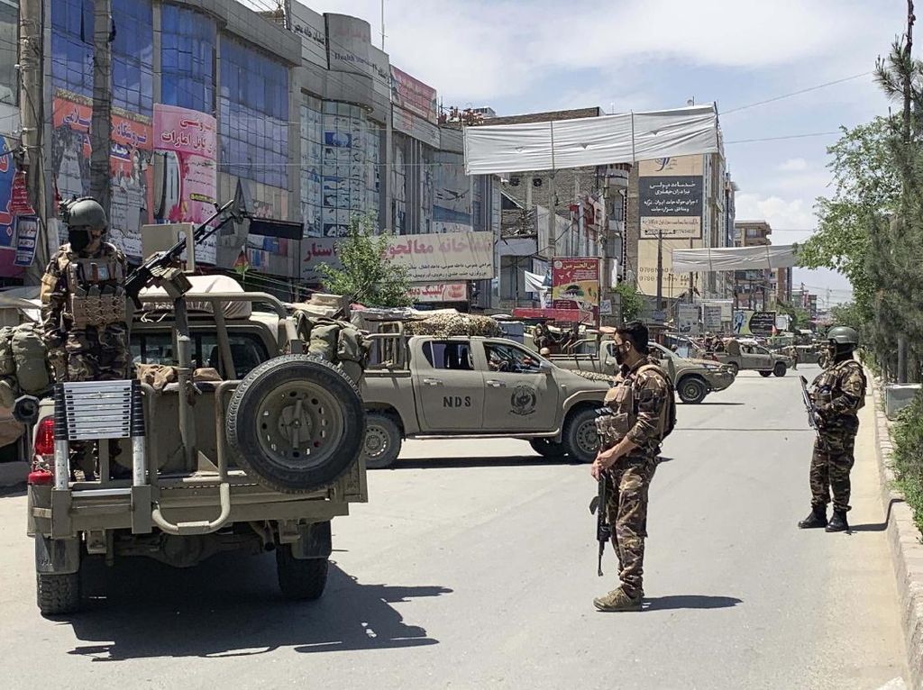 Sekelompok Pria Berseragam Militer Baku Tembak dengan Polisi Afghanistan Sekelompok Pria Berseragam Militer Baku Tembak dengan Polisi Afghanistan