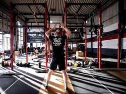 Penampakan Gym Era New Normal, Fitnes di Dalam Bilik Plastik