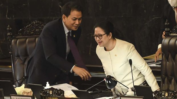 DPR President Puan Maharani (right) talks to DPR Vice President Aziz Syamsuddin (left) as he will preside over the plenary session of the III Trial Period 2019-2020, at the Parliament Complex, Jakarta, on Tuesday (12/5/2020).  In the plenary session, the agenda to submit the Government to the Macroeconomic Framework and Principles of Fiscal Policy (KEM and PPKF) of the Preliminary Draft State Budget for FY 2021 and decision-making of Perppu No. 1 of 2020 or Crown Perppu is converted into Law.  AMONG PHOTOS / Muhammad Adimaja / hp.