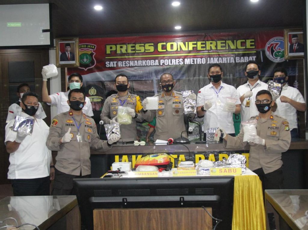 Polres Jakbar Ungkap Peredaran Narkoba Senilai Rp 25 M di Tengah Pandemi Polres Jakbar Ungkap Peredaran Narkoba Senilai Rp 25 M di Tengah Pandemi